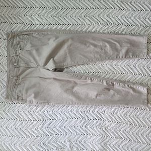 Vera Wang tan Capri size 8